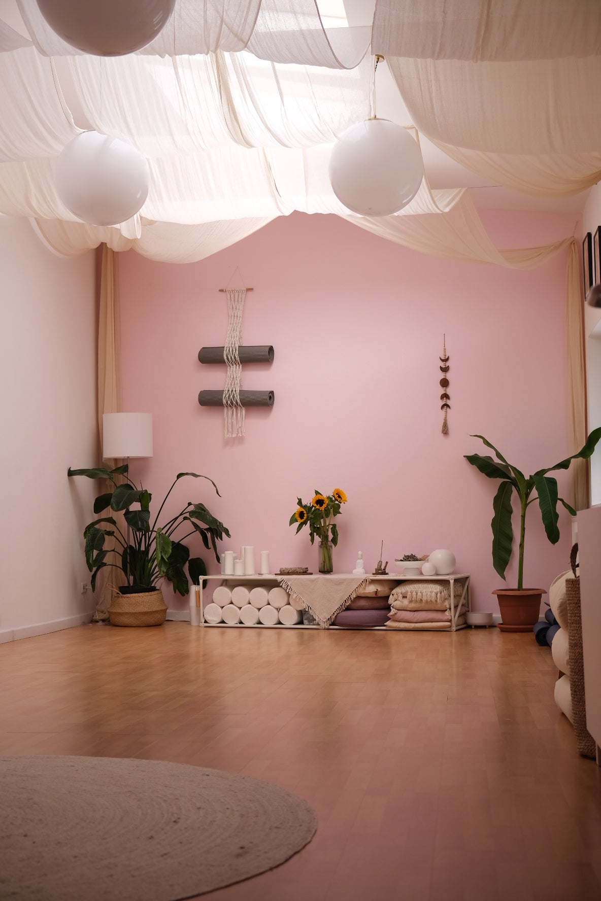 Besondere Atmosphäre im Yogaraum bei den Schwester&Schwestern in Hamburg Eimsbüttel